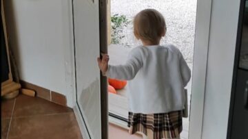 Daddy-surprises-little-girl-and-her-adorable-reaction-is-heartwarming.jpg