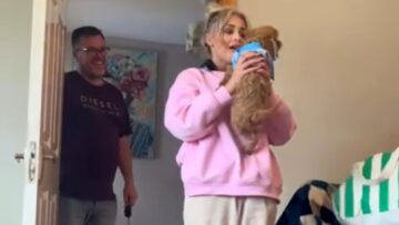 21-Paw-sitively-Surprised-Sister-Gets-a-Cavapoo-on-Her.jpg