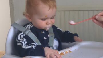 Babys-hilarious-feeding-time-routine-wows-brother-Super-Cute.jpg