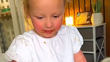 Dads-Hilarious-Spider-Box-Prank-Leaves-Little-Girl-in-Shock.jpg