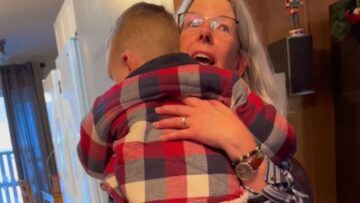 Heartwarming-Surprise-Daughters-Joyful-Christmas-Reunion-with-Mom-Heartsome.jpg