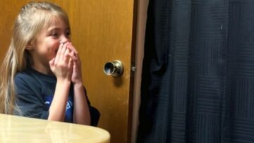 Mom-catches-daughters-hilarious-reaction-to-eating-earwax-Adorable.jpg