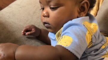 Baby-girl-takes-matters-into-own-hands-Adorable.jpg