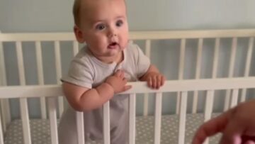 Heartwarming-video-of-toddlers-delightful-reaction-to-dad-making-food.jpg