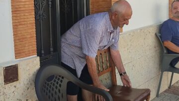 Heroic-Man-Rescues-Cat-from-Danger-with-a-Chair-–.jpg