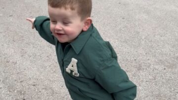 Little-boys-adorable-excitement-turns-to-panic-when-he-meets.jpg