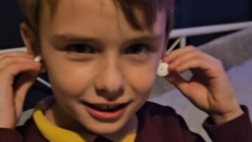 Mom-catches-son-improving-his-reading-Adorable.jpg