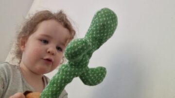 Naive-toddler-hilariously-shuts-down-talking-cactus-toy-Super.jpg