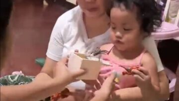 Sweet-present-turns-into-scare-prank-Babys-adorable-reaction.jpg