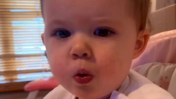 Toddlers-hilarious-struggle-eating-chicken-Adorable.jpg