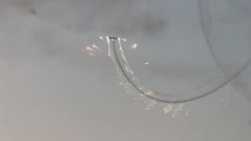 Watch-This-Guy-Nail-Comic-Timing-at-an-Airshow-–.jpg