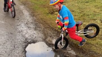 Kids-create-epic-big-puddle-bike-crash-Adorable.jpg