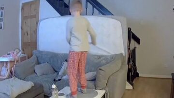 Dad-Takes-a-Tumble-Sibling-Reactions-are-Priceless-Adorable.jpg