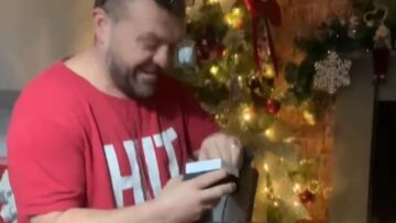 Dad-Thinks-Hes-Unwrapping-a-Watch-Gets-a-Hilarious-Surprise.jpg