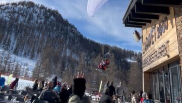 Soaring-Snafu-Paragliders-Hilarious-Landing-Wipeout-Caught-on-Cam.jpg