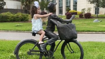 Cute-girl-out-statues-sculpture-at-park-Super-Cute.jpg